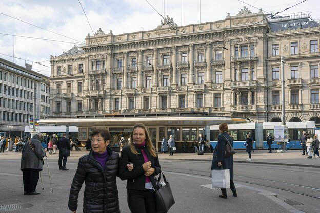 Passanten auf dem Paradeplatz Zürich.