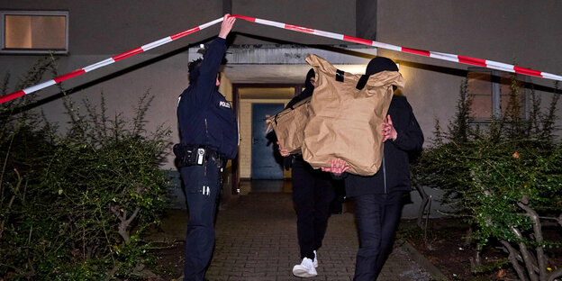 Absperrband vor einem Haus, in dem die mutmaßliche RAF-Terroristin Daniela Klette gewohnt haben soll