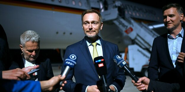 Christian Lindner vor einem Regierungsflieger in São Paulo.