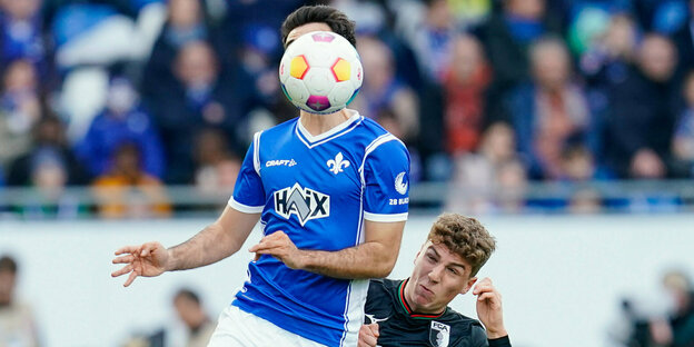 Spielszene bei Darmstadt-Augsburg: Gerrit Holtmann (l) und Arne Engels kämpfen um den Ball