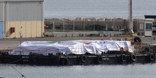 Mit weißen Planen bedeckte Güter auf einem Schiff