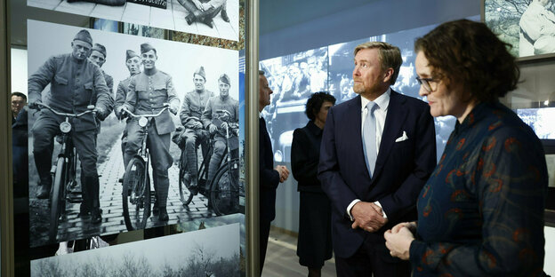 König Willem-Alexander in einem Museum.