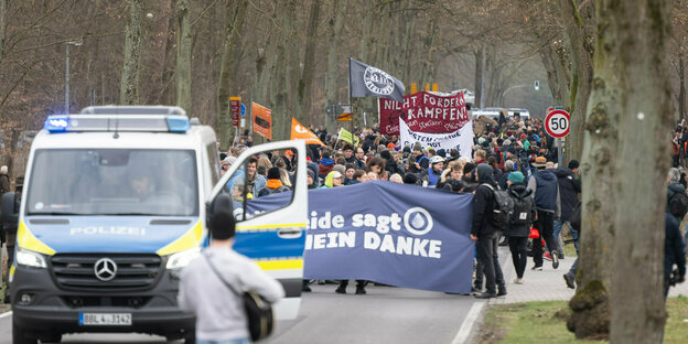 Bei einer Demonstration gegen die tesla-Erweiterung unter dem Motto «tesla Nein Danke!» tragen Teilnehmer ein Transparent mit der Aufschrift 