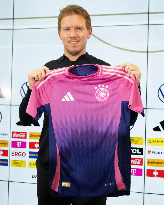 Nagelsmann zeigt Trikot