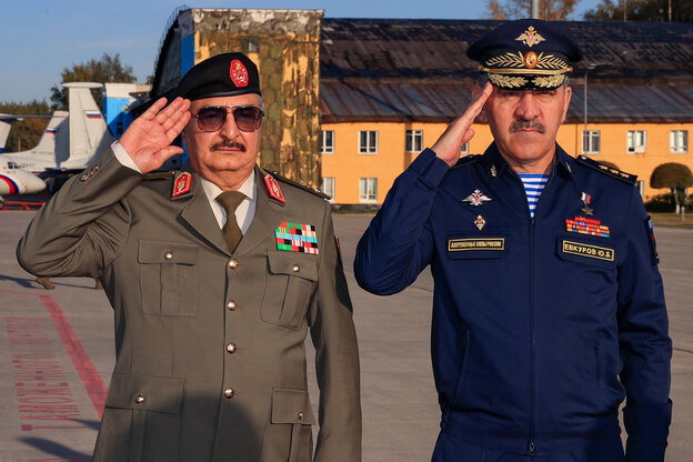 Zwei Männer in Uniform salutieren.