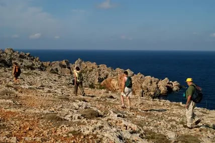 Trekkingtour an der Felsküste von Malta.