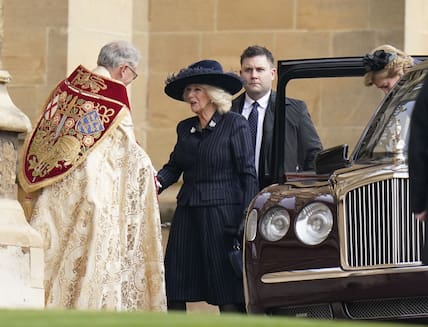 Königin Camilla von Großbritannien wird begrüßt, als sie zu einem Gedenkgottesdienst für König Konstantin II. von Griechenland in der St. George's Chapel auf Schloss Windsor ankommt. 