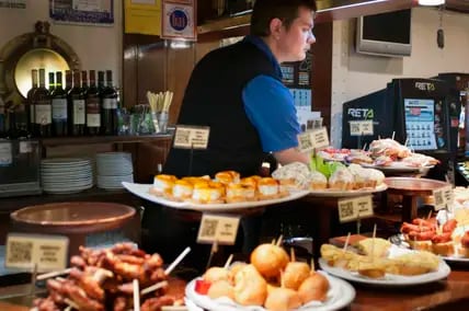 Ein mit Tapas reich gedeckter Tisch in San Sebastián im Baskenland.