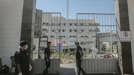 Archivbild des Schifa-Krankenhauses aus dem Jahr 2020. Damals bewachten Mitglieder der islamistischen Hamas die Tore der Klinik.