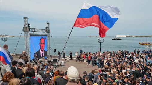 dpatopbilder epa04170019 Crimean people watch a TV broadcast with Russian President Vladimir Putin speaking during his annual call-in live broadcast, on the seafront in Sevastopol, Crimea, 17 April 2014. The decision to send tanks and combat aircraft to eastern Ukraine is another serious crime committed by the authorities in Kiev, Putin said. He called on the Ukrainian government to engage in 'real dialogue' with its Russian-speaking population, adding that the deployment of 'military planes and tanks' would not solve the crisis in eastern Ukraine. In his televized call-in show Putin said that Kiev's decision to curb the protests in the eastern region of Donetsk with military force was a 'crime.' EPA/ANTON PEDKO ++