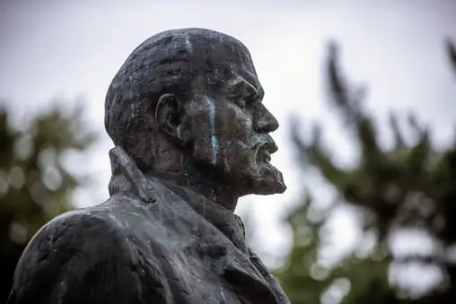 Das Lenin-Denkmal im Neubaugebiet Mueßer Holz erhält einen neuen Sockel. Die Stadtverwaltung hatte die Erneuerung der Fläche sowie einer Informationstafel beschlossen, nachdem das Denkmal mehrmals beschädigt wurde. Die vom estnischen Bildhauer Jaak Soans geschaffene Skulptur des einstigen Sowjetführers steht seit 1985 im Plattenbauviertel und gilt heute als eines der letzten Lenin-Denkmale in Westeuropas.