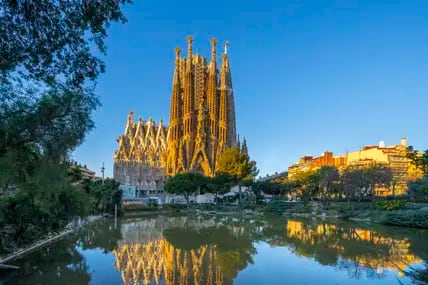 In Europa gibt es zahlreiche spektakuläre Sehenswürdigkeiten wie die Sagrada Família in Barcelona.