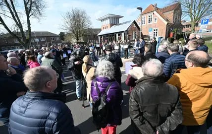 Teilnehmer hören bei einer von der CDU Vechta organisierten Gegen-Kundgebung dem CDU-Vorsitzender in Vechta zu. 