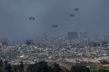 Fallschirme mit humanitärer Hilfe gehen über dem nördlichen Gazastreifen ab.