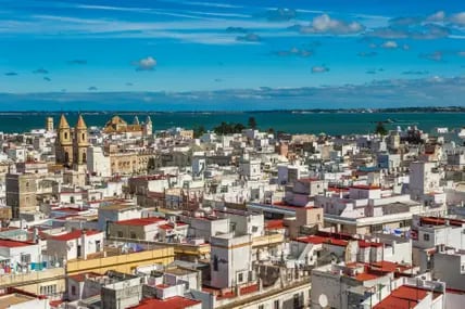 Reisende und Einheimische lieben das traumhafte Panorama von Cádiz.