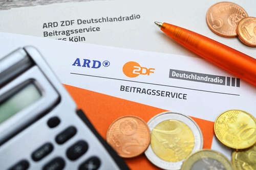 Brief des ARD ZDF Deutschlandradio Beitragsservice mit Taschenrechner und Geldmünzen, Symbolfoto Erhöhung des Rundfunkbeitrags