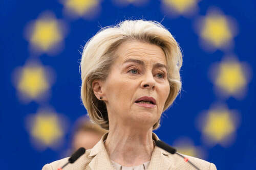 Auf dem Foto befindet sich EU-Kommissionspräsidentin Ursula von der Leyen, deren Gesicht von den zwölf Sternen der EU-Fahne umrahmt ist. Als oberste EU-Beamte ist sie für das Digital Services Act (DSA) mitverantwortlich. (Themenbild/Symbolbild)