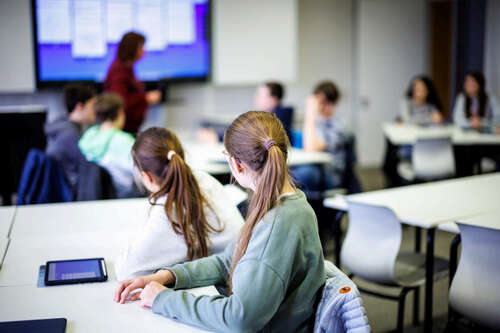 Unterricht in einer Schulklasse (Symbolbild). Eine Lehrerin wollte der Schülerin verbieten, ihre Meinung über die gemeingefährlichen Grünen zu äußern.