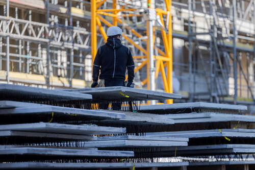 Auf dem Foto befindet sich eine Baustelle in Köln Ehrenfeld, die den Wohnungsbau in Deutschland symbolisieren soll. (Symbolbild)