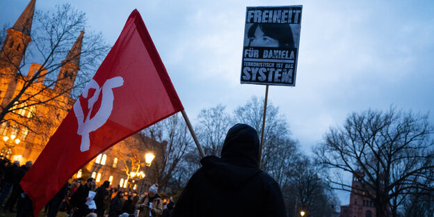 Poster mit der Aufschrift: „Freiheit für Daniela - Terroristisch ist das System