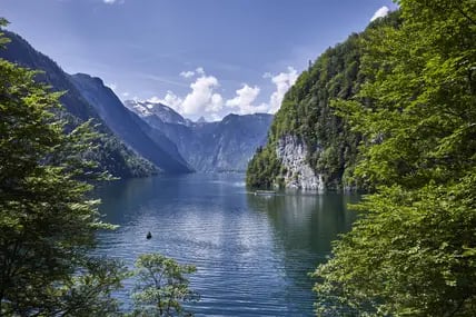 Der Königssee liegt im Nationalpark Berchtesgaden. 