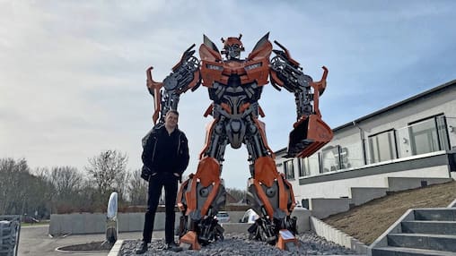 Hardy Wenzel hatte die Idee für die Transformer-Skulptur. Sie sorgt für viel Aufmerksamkeit bei SAW Garten- und Landschaftsbau in Sagard auf Rügen. 