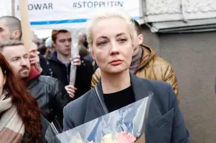 Julia Nawalnaja, Witwe von Alexej Nawalny, steht in einer Warteschlange vor der russischen Botschaft in Berlin, um ihre Stimme für die Präsidentschaftswahl abzugeben.