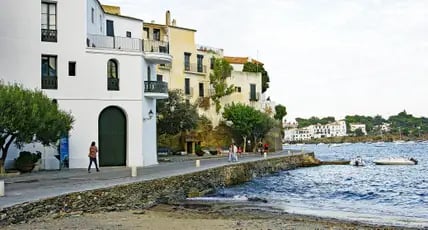 Nach Cadaqués an der Costa Brava führt nur eine einzige Straße.