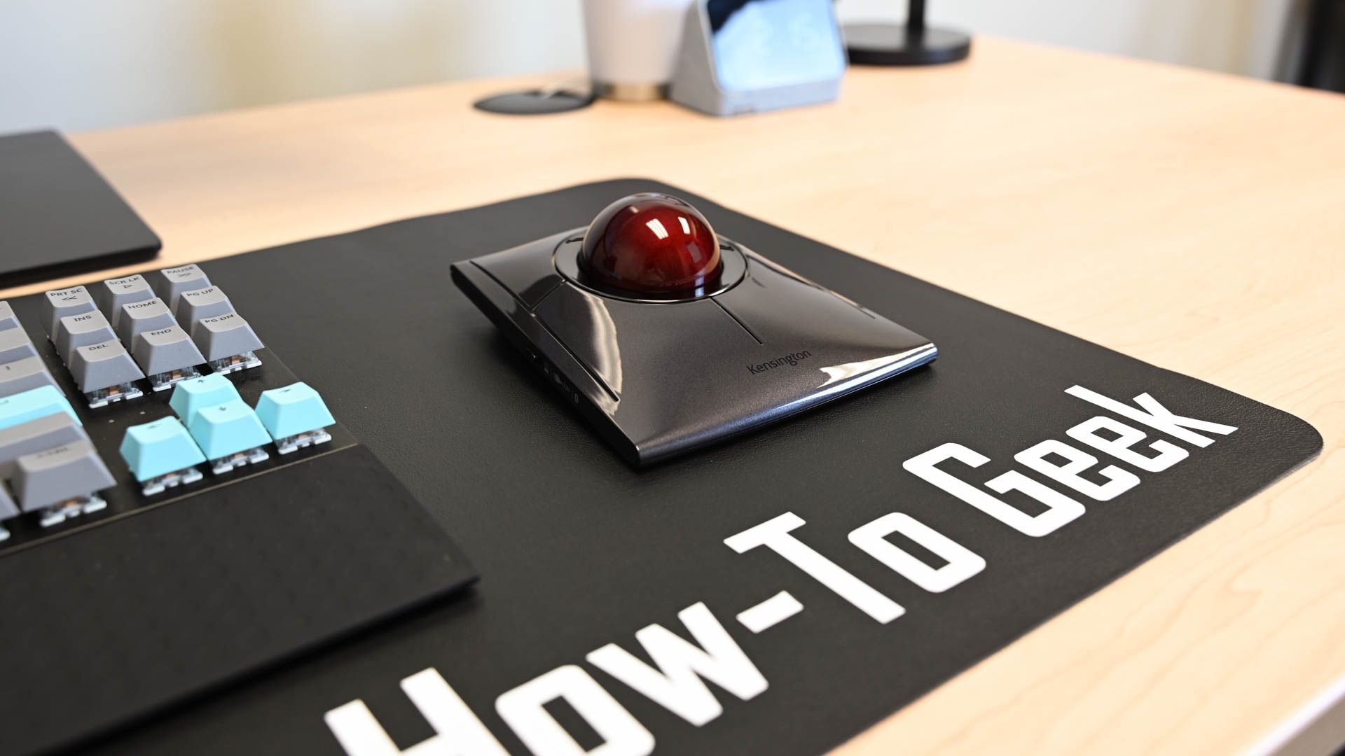 Kensington SlimBlade Pro Trackball on a How-To Geek Mat