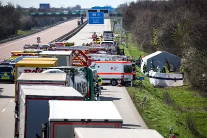 Der Bus ist offenbar bei dem Unfall von der Fahrbahn abgekommen und im Graben gelandet.