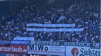 Die Fans von Hansa Rostock mit einer Hommage an Pascal Breier.