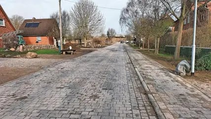 Die Dorfstraße in Lockwisch wurde saniert. Sie ist jetzt glatt gepflastert