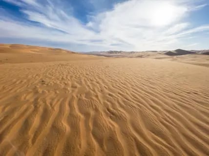 Sanddünenlandschaft in der Sonne in Erg Tifernine, Wüste in Algerien