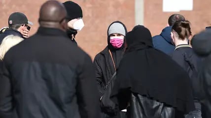 Teilnehmer hören bei der Kundgebung „Solidarität mit Daniela" vor der Justizvollzugsanstalt in Vechta einer Rednerin zu.