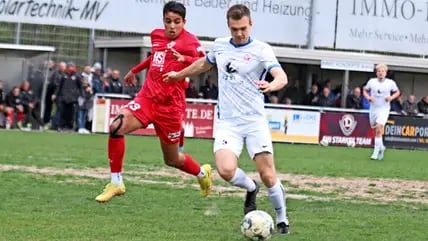 Luca Horn (r.) wird den FC Hansa Rostock im Sommer in Richtung Rödinghausen verlassen.