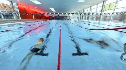 Schwimmgäste ziehen im 50-Meter-Becken ihre Bahn. Beim Eintritt lässt sich mit Rabattenkarten oft Geld sparen.