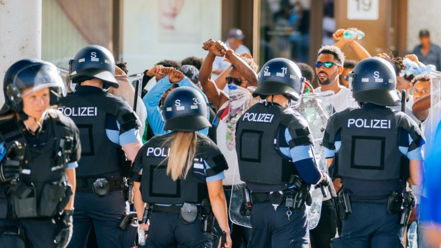 Straßenschlacht beim Eritrea-Festival: Die Polizei schaffte es am 16. September 2023 mit Mühe, die Ausschreitungen zwischen Anhängern und Gegnern des Regimes in Eritrea in den Griff zu bekommen.