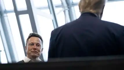 Tech-Milliardär Elon Musk (l) spricht im Mai 2020 mit dem damaligen US-Präsidenten Donald Trump.