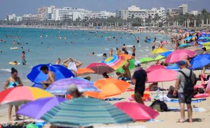 Von der Diktatur zum Urlaubshotspot: Ein Sommertag in Spanien, hier am Strand von Cala Major. 