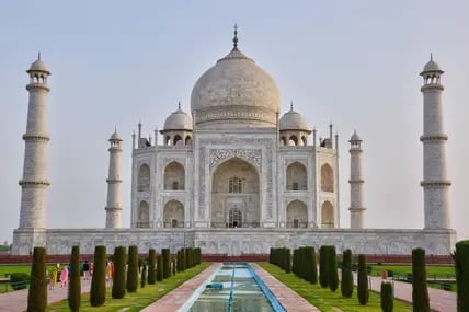 Der Taj Mahal in Agra in Indien ist am schönsten beim Sonnenaufgang.