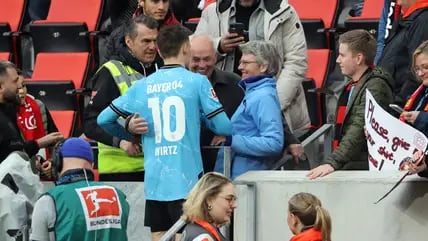 Leverkusen-Star Florian Wirtz holte sich nach dem Sieg gegen Freiburg die Glückwünsche seiner Eltern ab.