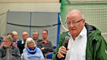 Finn Pitzner fragte, ob der Marktplatz noch der richtige Standort für das historische Ehrenmal sei.