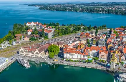 Ausblick auf den Hafen und die Insel Lindau am Bodensee.