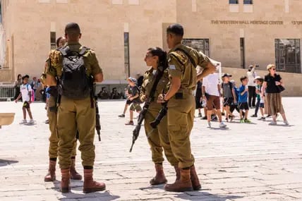 Vor der Klagemauer in Jerusalem, einer der touristischen Sehenswürdigkeiten, halten Soldaten Wache.