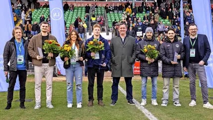 Die LN-Sportler des Jahres 2023 eingerahmt von LN-Sportchef Jürgen Rönnau (l.) und LN-Geschäftsführer Björn Bothe (r.): Janik Schrader, Maria Behrens, Felix Gerke, VfB-Sportvorstand Sebastian Harms, Marvin Thiel und Robin Kölle.