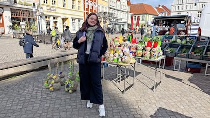 OZ-Praktikantin Anne Junia Ziemann ist in der Stadt unterwegs, um die letzten Ostergeschenke zu besorgen