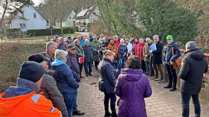 Um die 50 Ahlbecker waren zum Vor-Ort-Termin auf die Eisenbahnbrücke am Jägersberg gekommen.