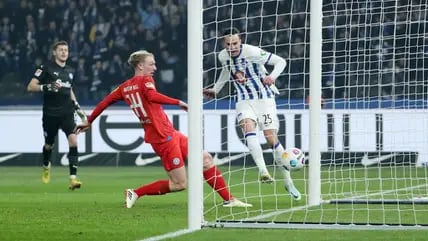 Keine Abwehrchance mehr für Colin Kleine-Bekel (li.) nach dem Patzer von Philipp Sander: Haris Tabakovic schiebt zum 1:0 für Hertha BSC ein.