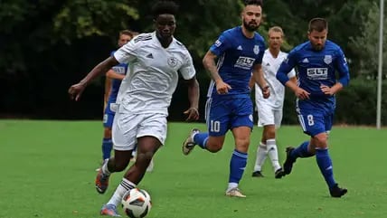 Kevin Akogo (v.), hier beim Dribbling im Test gegen den FSV Kühlungsborn, erzielte das zwischenzeitliche 2:4 gegen den TuS Makkabi Berlin.