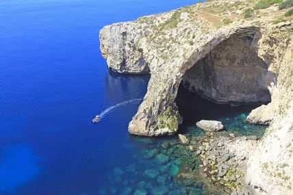 Die Blaue Grotte auf Malta ist eine der bekanntesten Sehenswürdigkeiten.